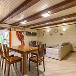 Готель Pikuy Guest house Zhdeniievo